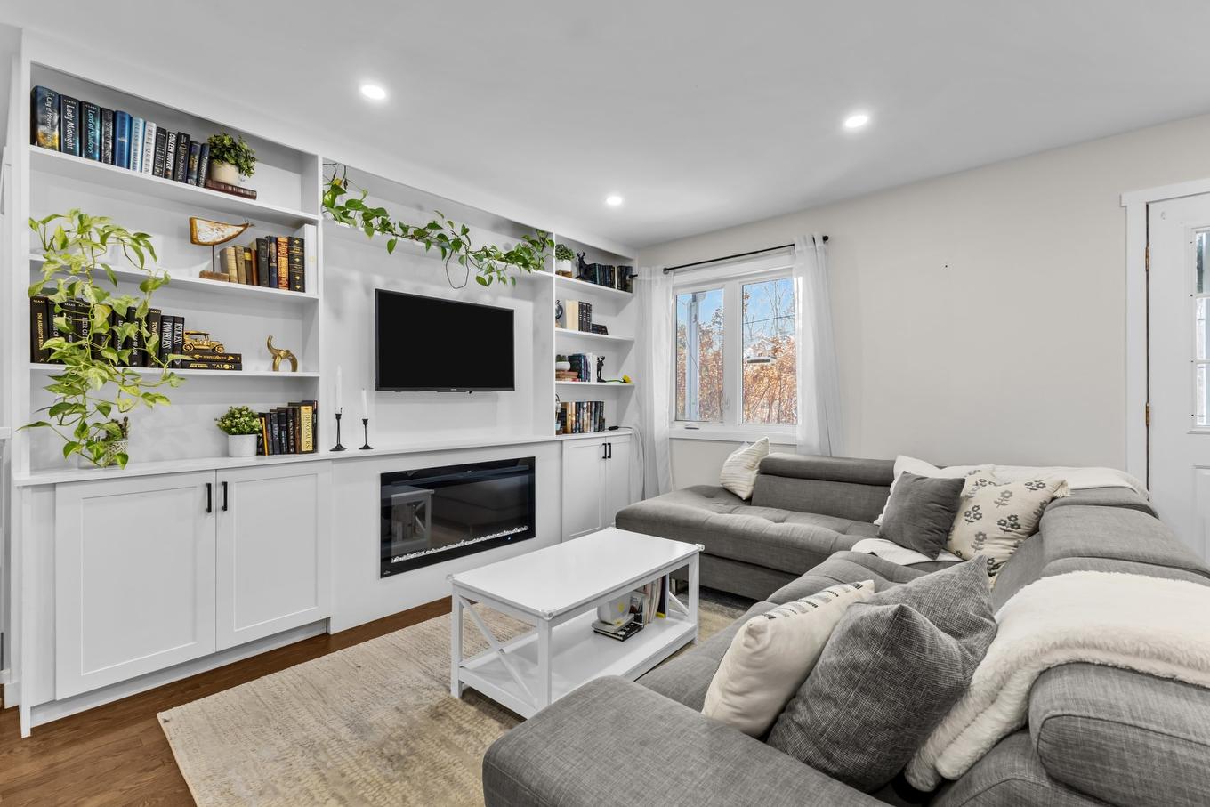 Living room - 18 Rue St-Viateur, Rigaud, QC - Indoor Photo Showing Living Room With Fireplace