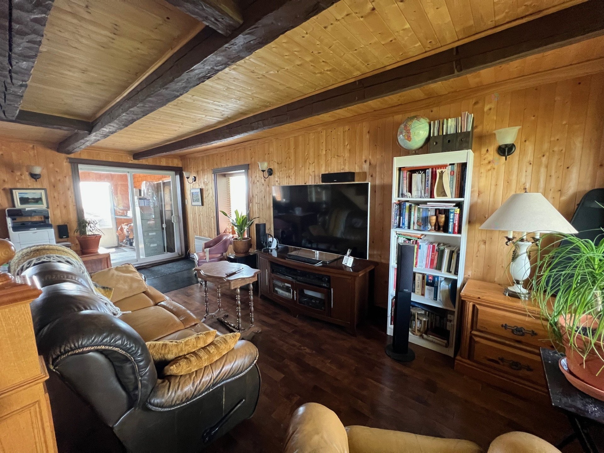 Salon - 426 Boul. Perron E., Caplan, QC - Indoor Photo Showing Living Room