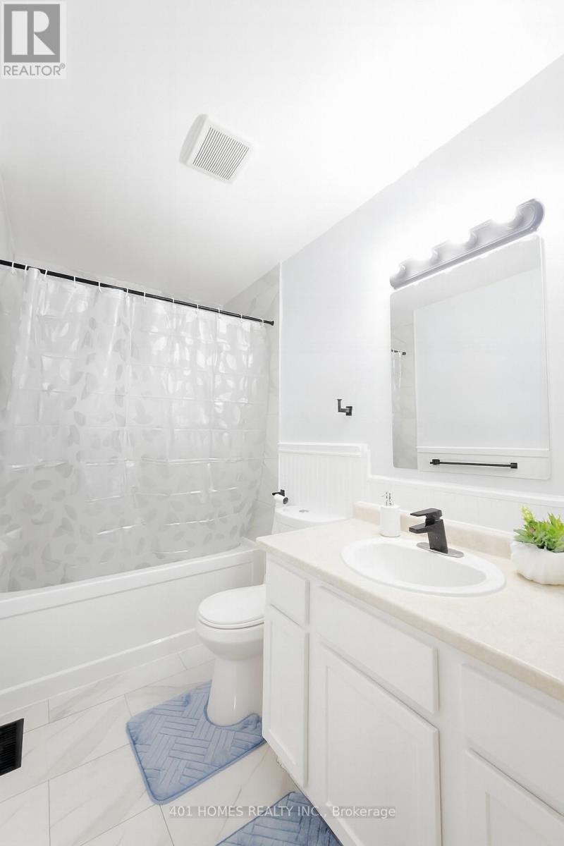 Main floor bath - 134 Mark Street, London East (East D), ON - Indoor Photo Showing Bathroom