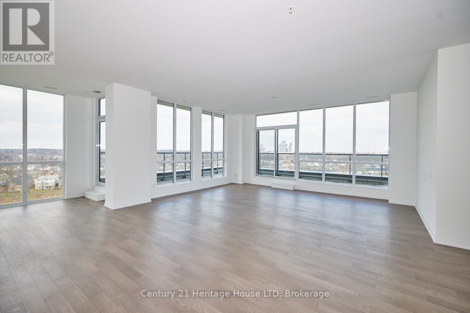 large living room 10'high - 1001 - 7711 Green Vista Gate, Niagara Falls (Oldfield), ON - Indoor