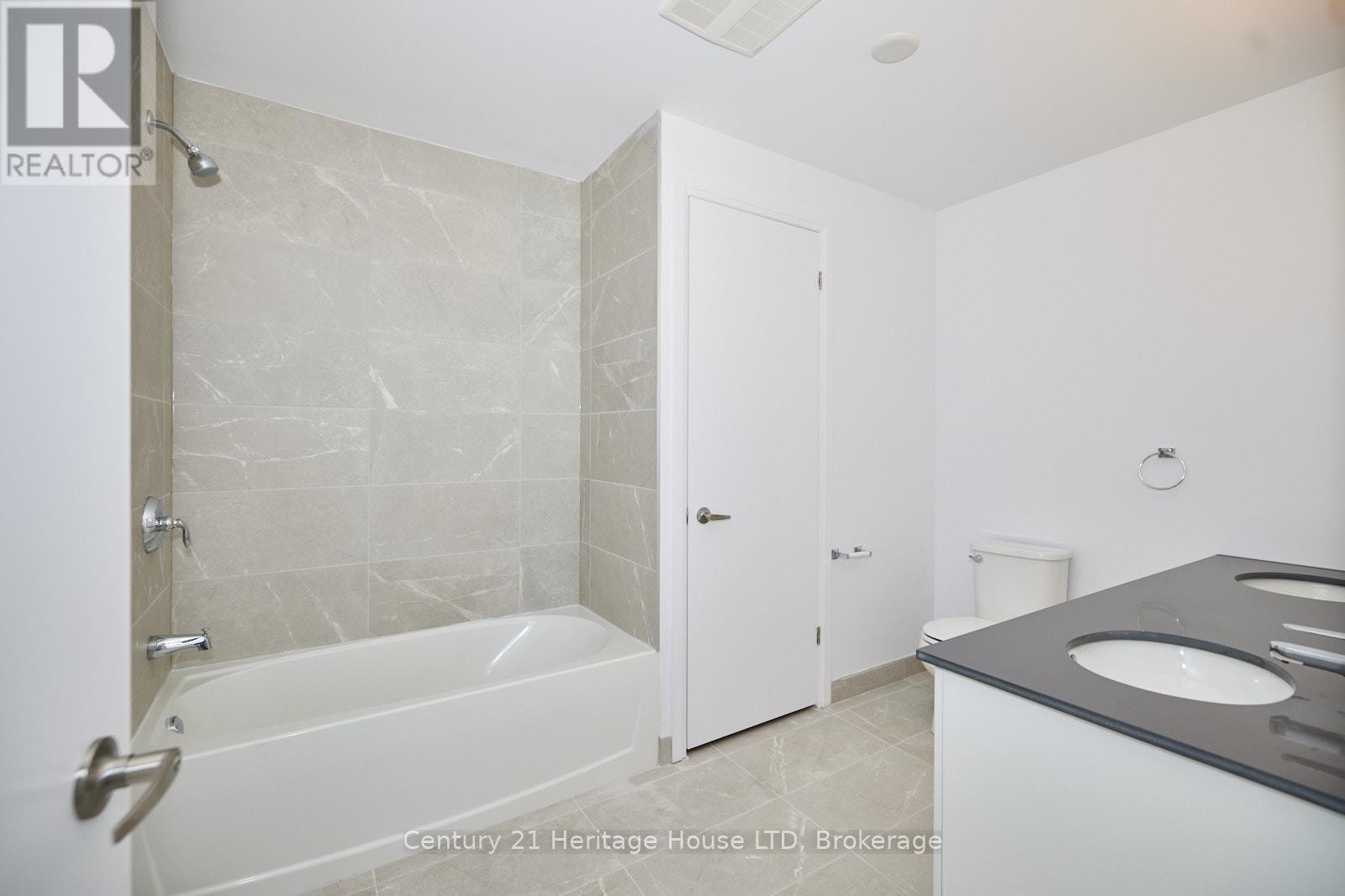 5-pc guest tub & shower - 1001 - 7711 Green Vista Gate, Niagara Falls (Oldfield), ON - Indoor Photo Showing Bathroom