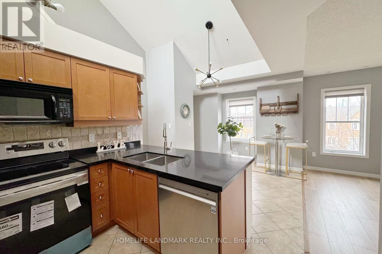 6 - 580 Shoreline Drive, Mississauga, ON - Indoor Photo Showing Kitchen With Double Sink