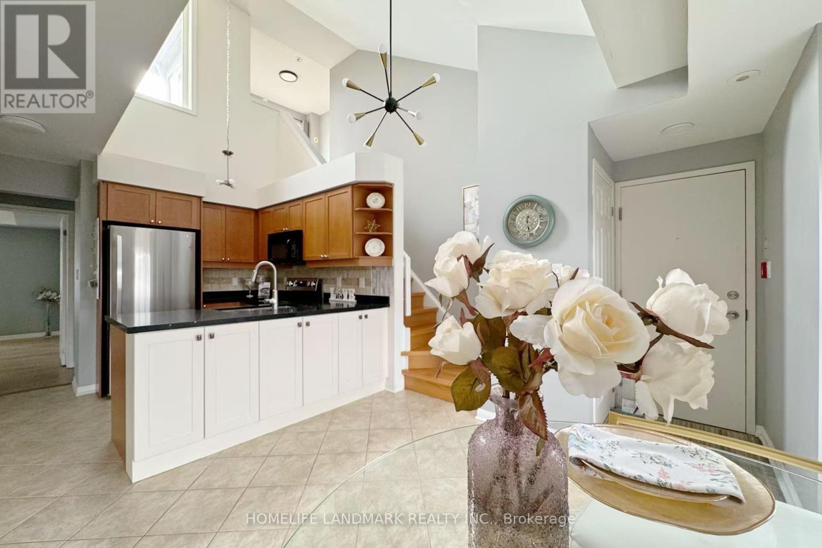 6 - 580 Shoreline Drive, Mississauga, ON - Indoor Photo Showing Kitchen
