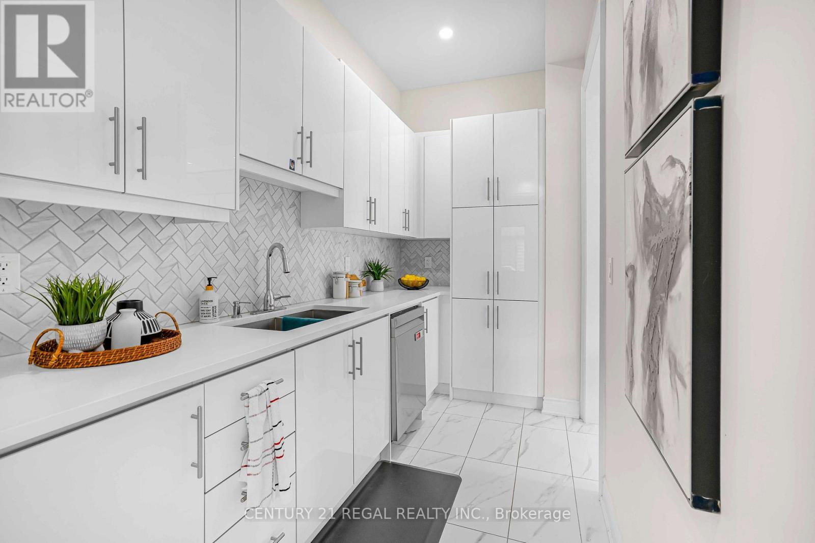 15 Ballanview Court, Whitchurch-Stouffville, ON - Indoor Photo Showing Kitchen With Double Sink With Upgraded Kitchen