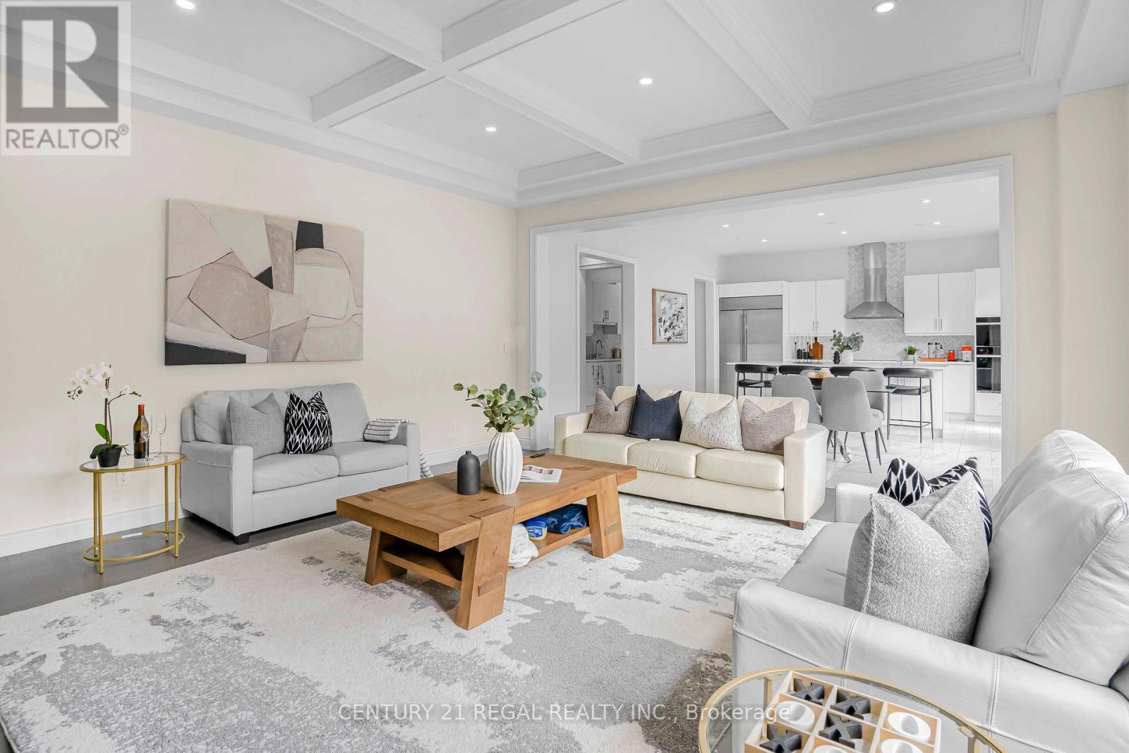 15 Ballanview Court, Whitchurch-Stouffville, ON - Indoor Photo Showing Living Room