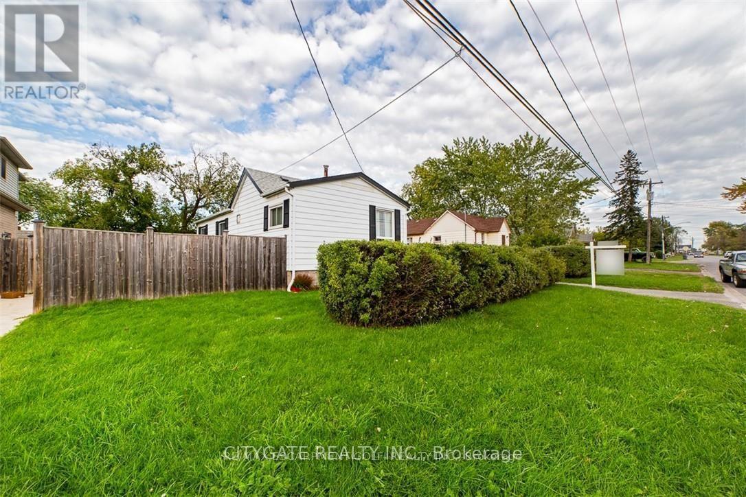 7801 Woodbine Street, Niagara Falls, ON - Outdoor