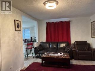 7801 Woodbine Street, Niagara Falls, ON - Indoor Photo Showing Living Room