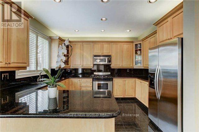39 Green Meadows Circle, Toronto, ON - Indoor Photo Showing Kitchen