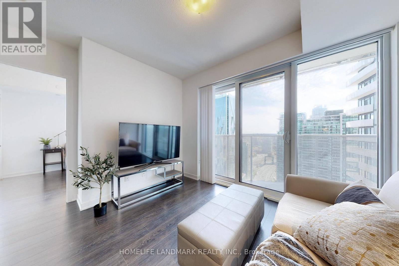 4705 - 100 Harbour Street, Toronto, ON - Indoor Photo Showing Living Room