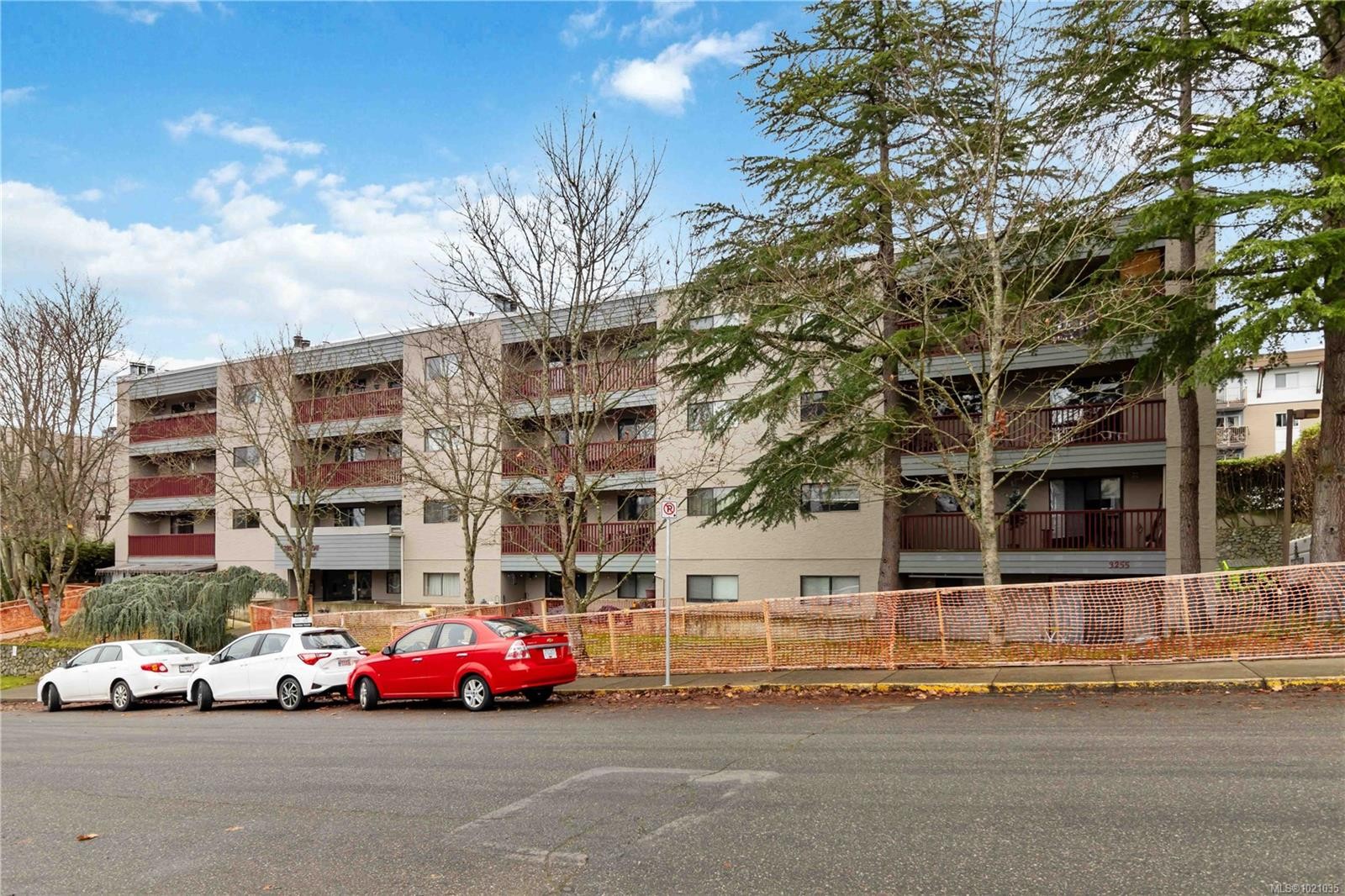 308-3255 Glasgow Ave, Saanich, BC - Outdoor