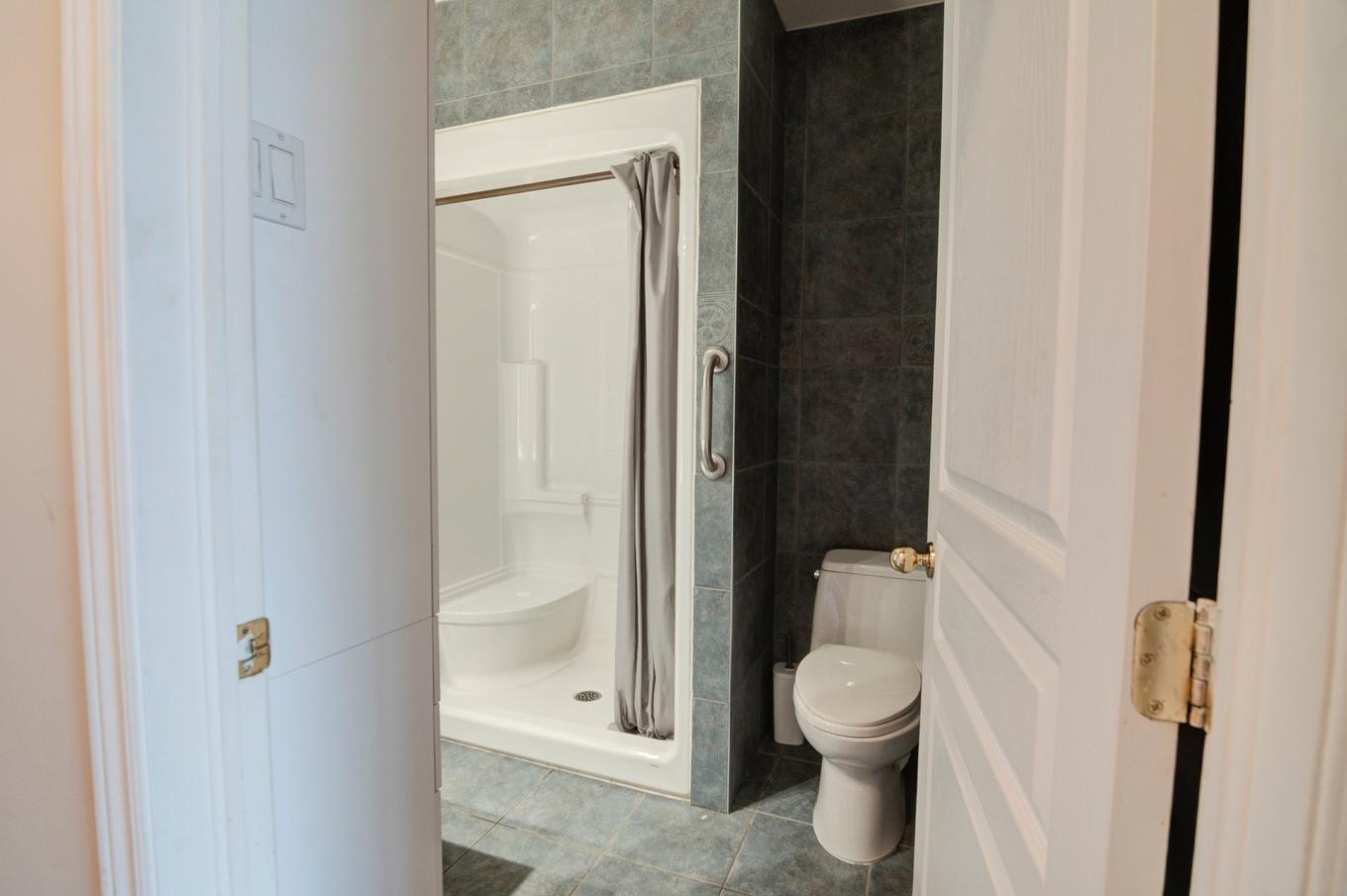 Bathroom - 2384 Ch. Du Bord-Du-Lac, Montréal (L'Île-Bizard/Sainte-Geneviève), QC - Indoor Photo Showing Bathroom