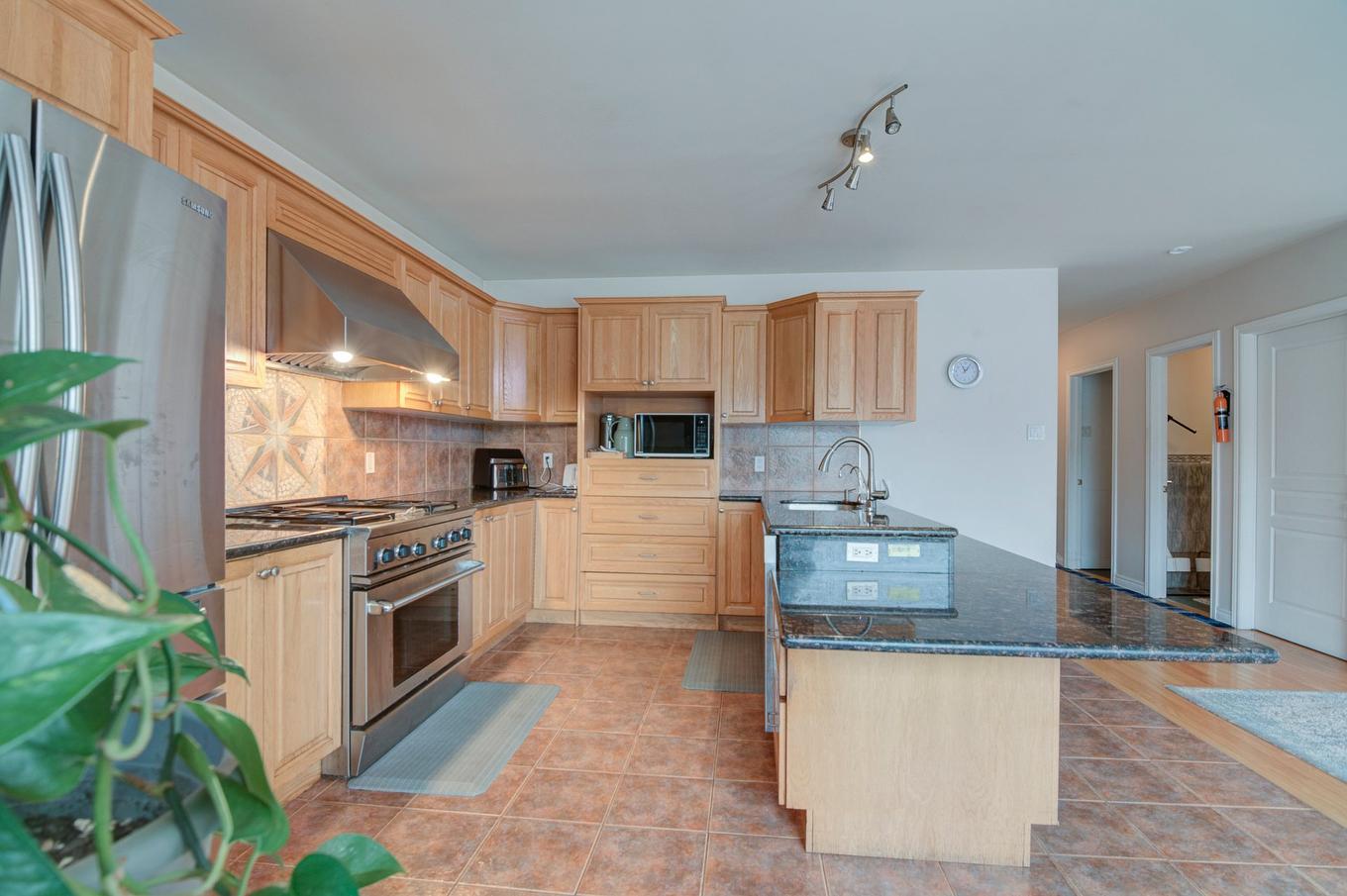 Kitchen - 2384 Ch. Du Bord-Du-Lac, Montréal (L'Île-Bizard/Sainte-Geneviève), QC - Indoor Photo Showing Kitchen