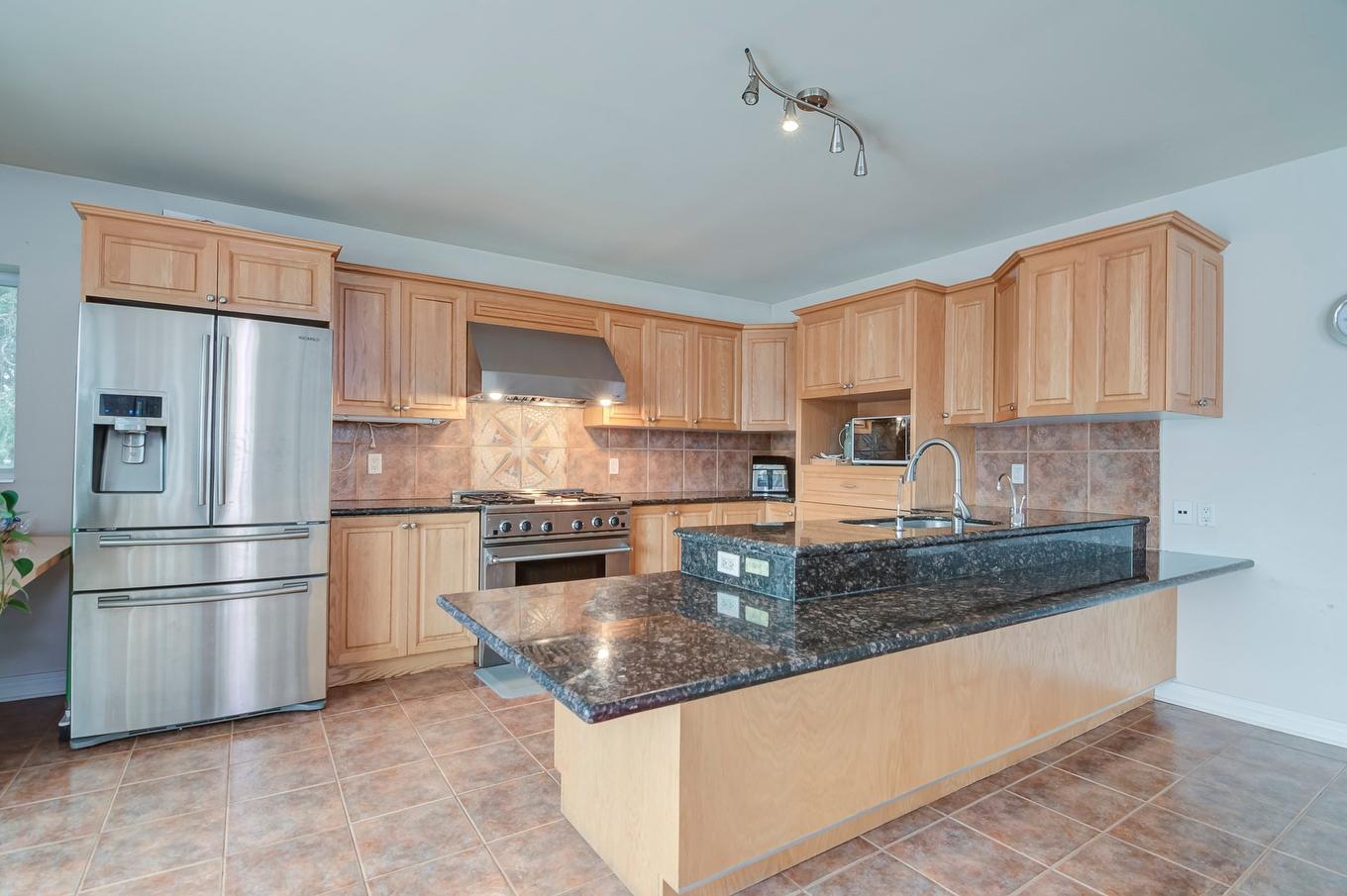 Kitchen - 2384 Ch. Du Bord-Du-Lac, Montréal (L'Île-Bizard/Sainte-Geneviève), QC - Indoor Photo Showing Kitchen