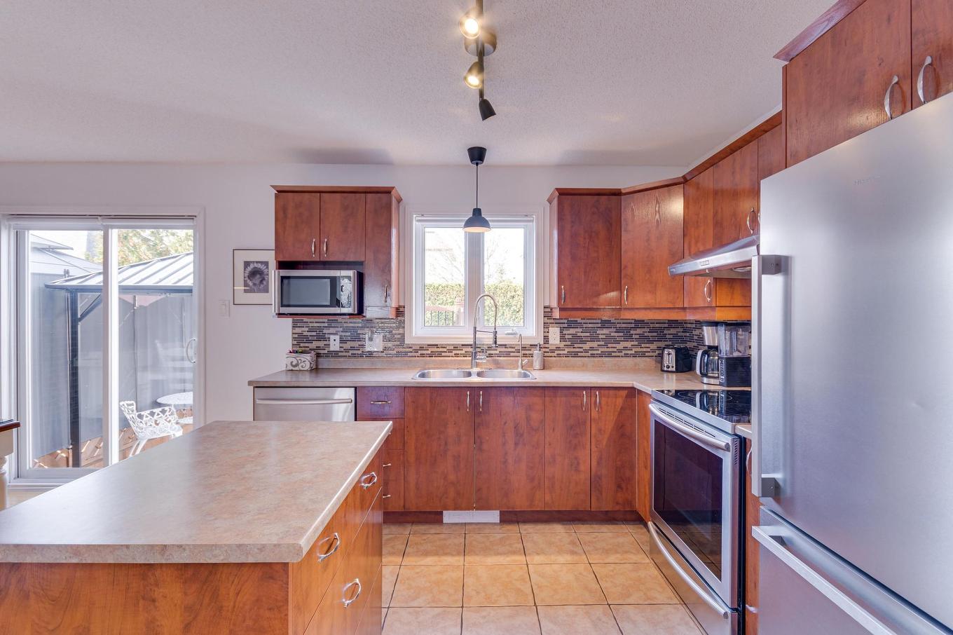Kitchen - 12 Rue De Parenchère, Gatineau (Aylmer), QC - Indoor Photo Showing Kitchen With Double Sink