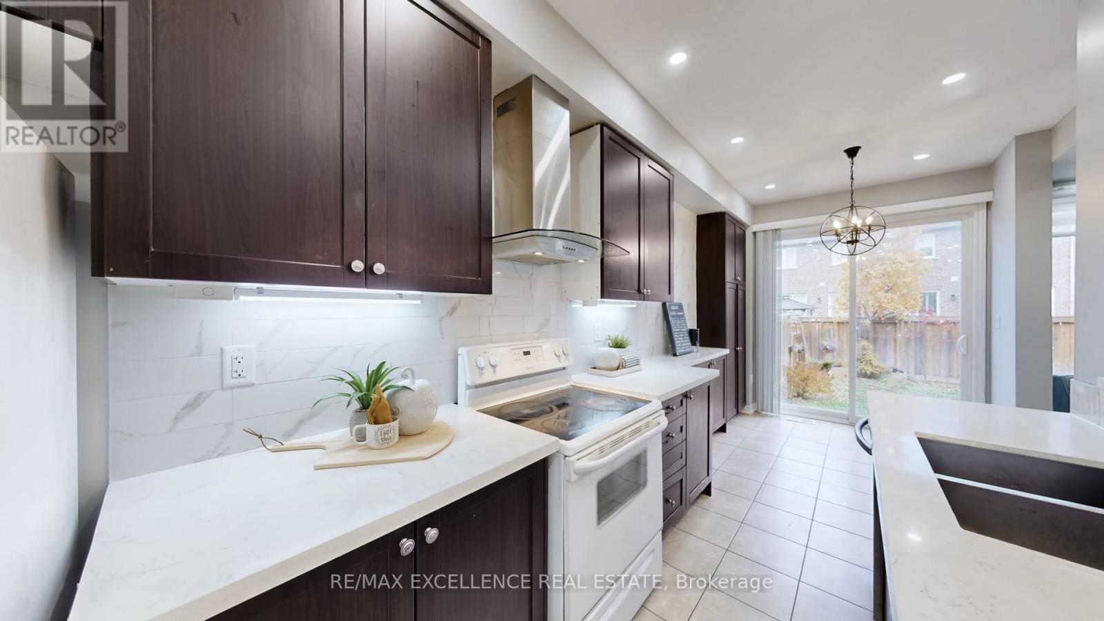 25 Vinewood Road, Caledon, ON - Indoor Photo Showing Kitchen With Double Sink