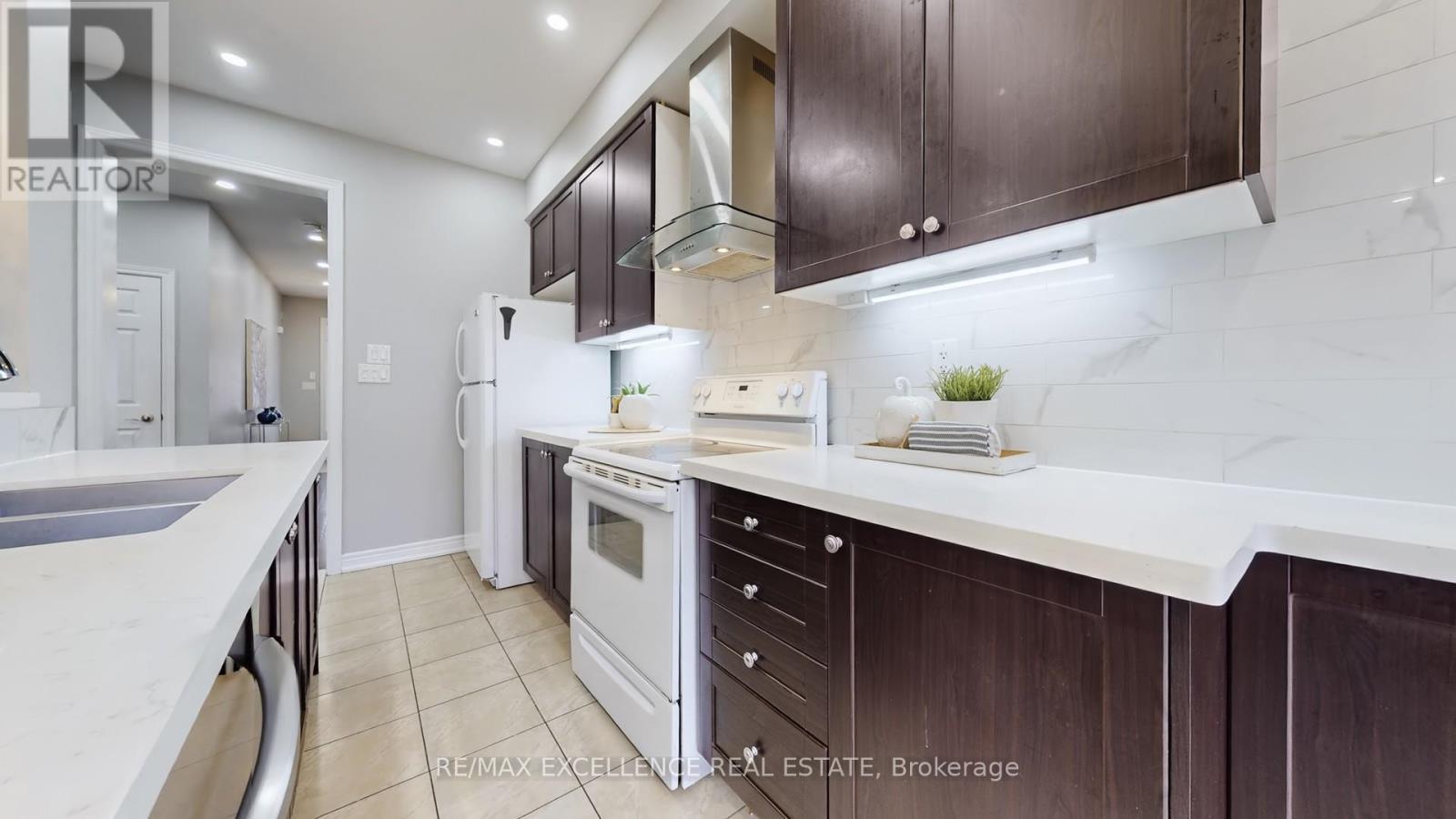 25 Vinewood Road, Caledon, ON - Indoor Photo Showing Kitchen With Double Sink