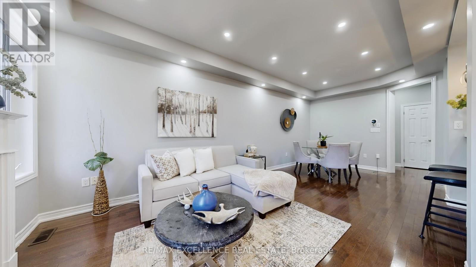 25 Vinewood Road, Caledon, ON - Indoor Photo Showing Living Room