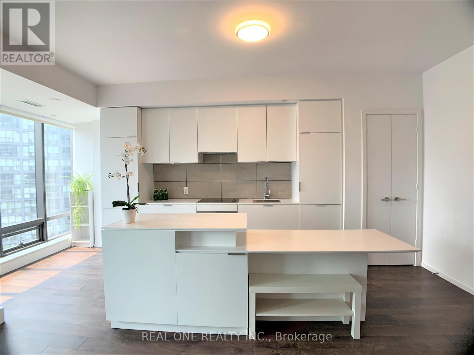 1404 - 5 St Joseph Street, Toronto, ON - Indoor Photo Showing Kitchen