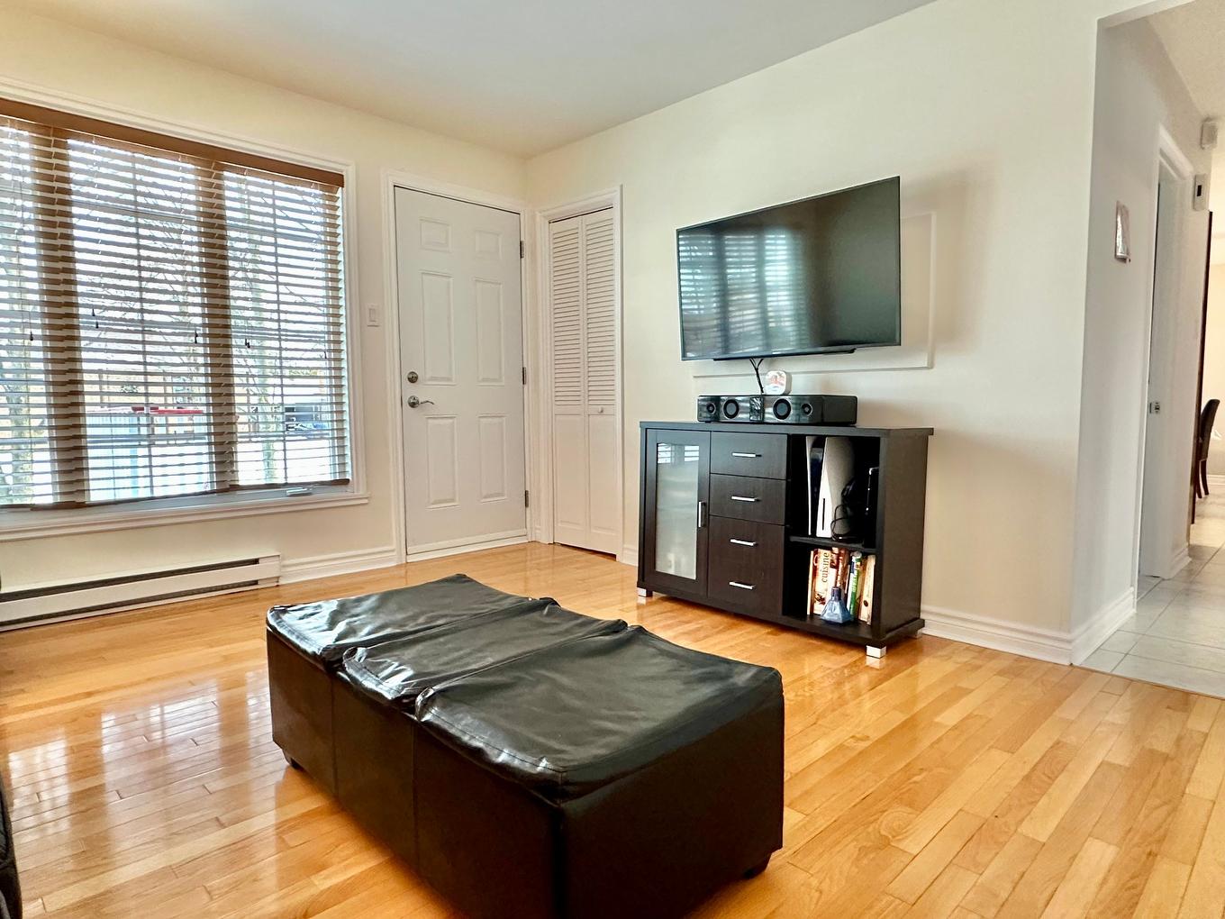 Salon - 9 Rue Lucien-Paquette, Blainville, QC - Indoor