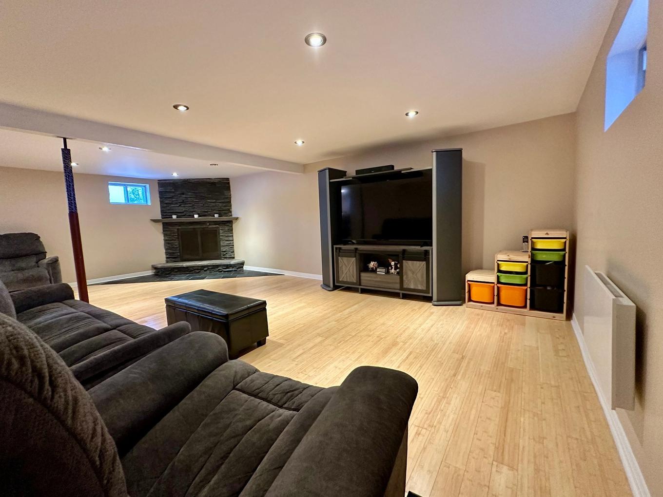 Salle familiale - 9 Rue Lucien-Paquette, Blainville, QC - Indoor