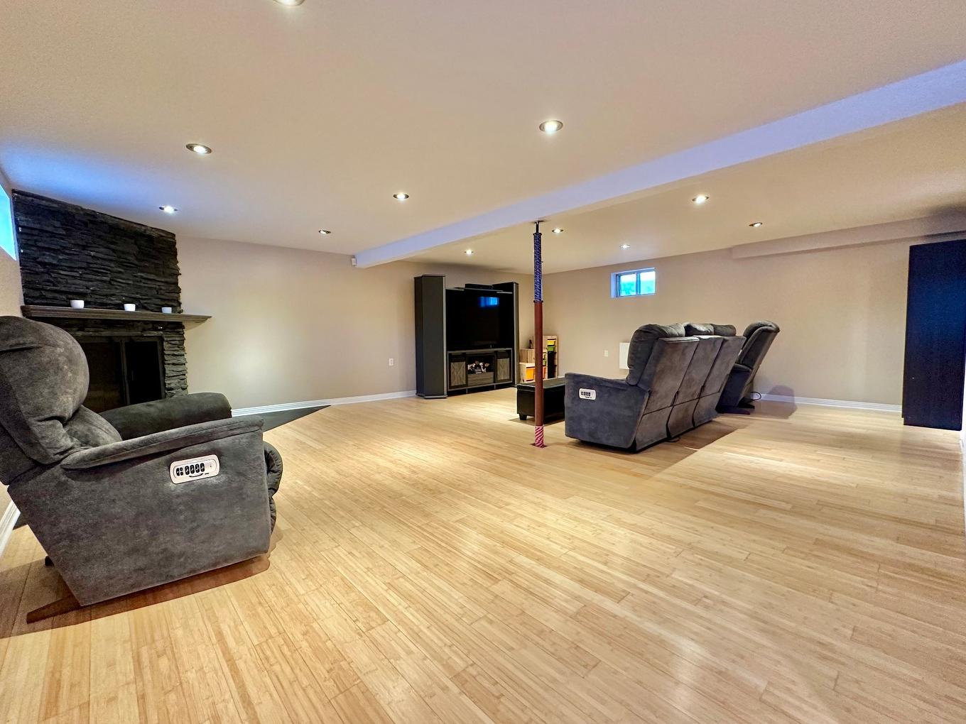 Salle familiale - 9 Rue Lucien-Paquette, Blainville, QC - Indoor