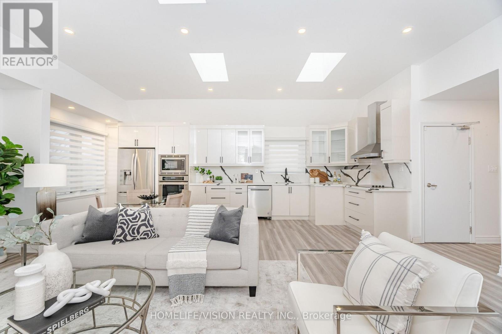 44 Armitage Drive, Toronto, ON - Indoor Photo Showing Living Room