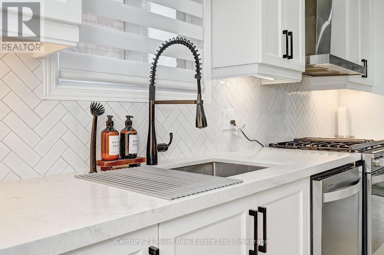14 Bridlewreath Street, Kitchener, ON - Indoor Photo Showing Kitchen