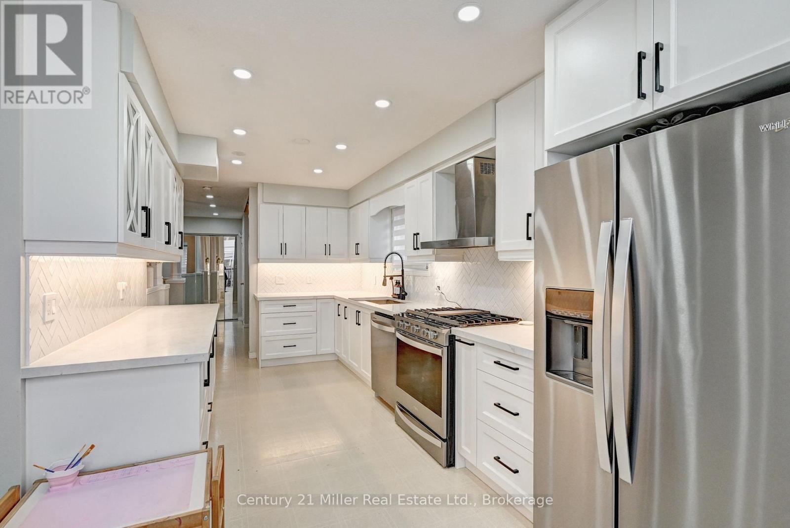 14 Bridlewreath Street, Kitchener, ON - Indoor Photo Showing Kitchen With Stainless Steel Kitchen With Upgraded Kitchen