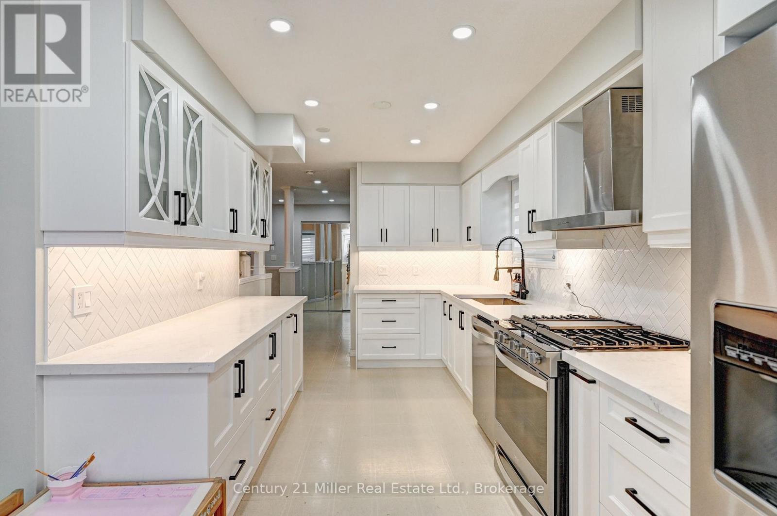14 Bridlewreath Street, Kitchener, ON - Indoor Photo Showing Kitchen With Stainless Steel Kitchen With Upgraded Kitchen