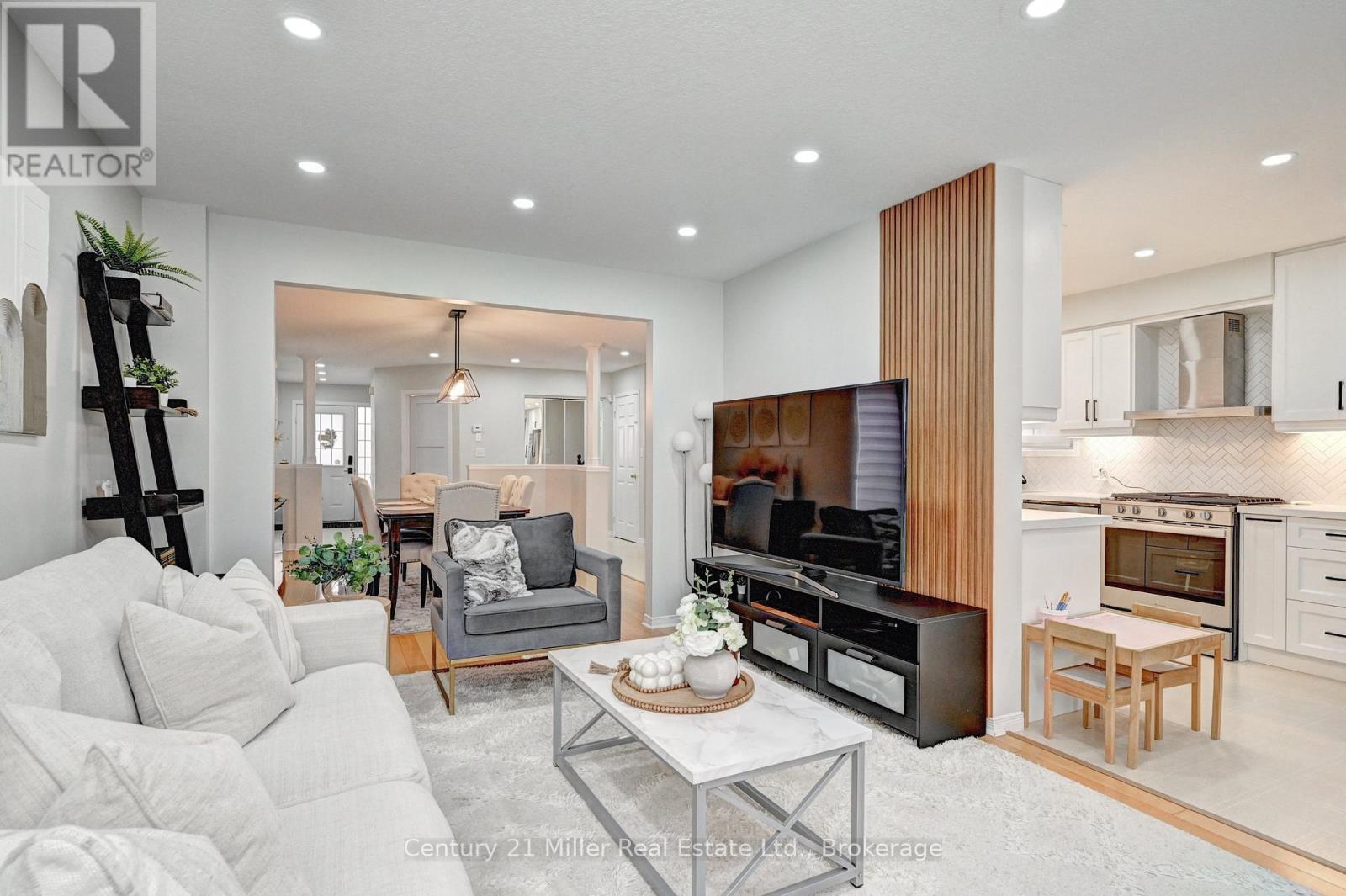 14 Bridlewreath Street, Kitchener, ON - Indoor Photo Showing Living Room