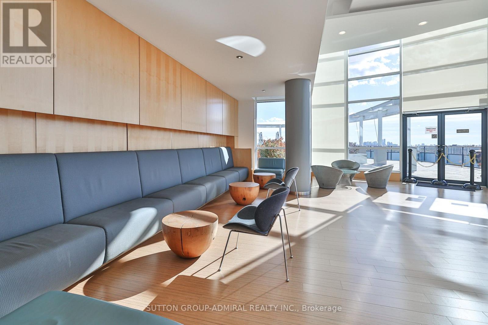 715 - 2885 Bayview Avenue, Toronto, ON - Indoor Photo Showing Living Room