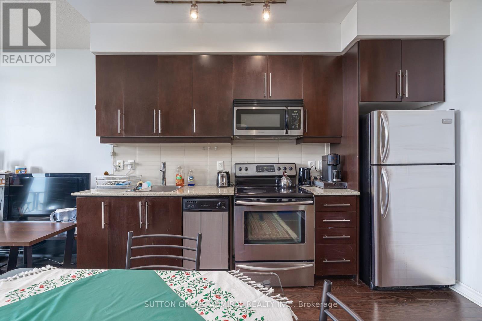 715 - 2885 Bayview Avenue, Toronto, ON - Indoor Photo Showing Kitchen