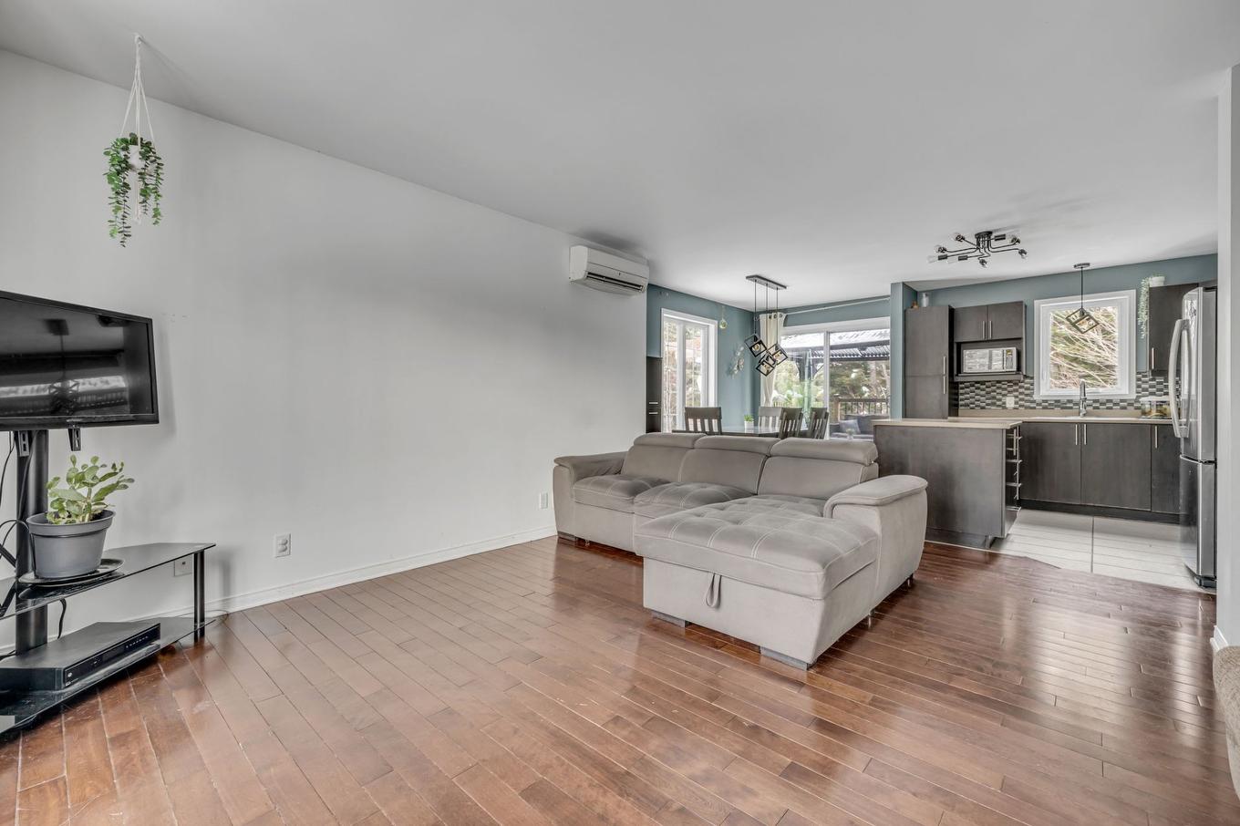 Living room - 8 Rue Kiley, Shannon, QC - Indoor Photo Showing Living Room