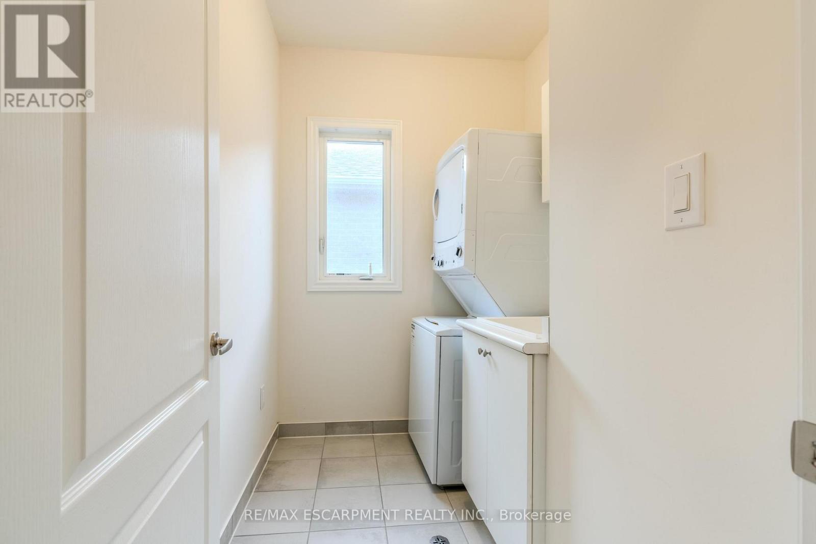 83 Great Falls Boulevard, Hamilton, ON - Indoor Photo Showing Laundry Room