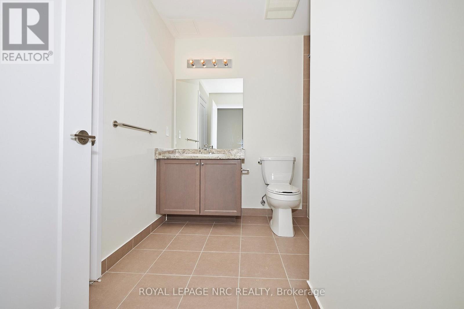 545 - 16 Concord Place, Grimsby (Grimsby Beach), ON - Indoor Photo Showing Bathroom