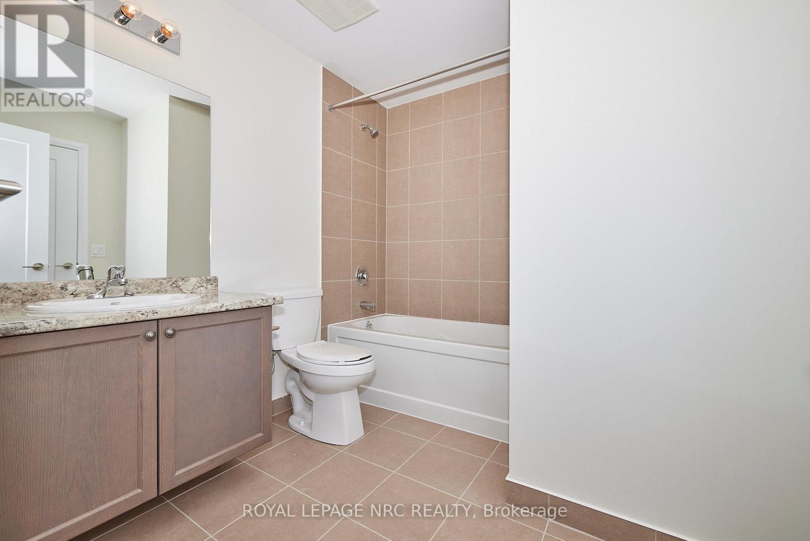 545 - 16 Concord Place, Grimsby (Grimsby Beach), ON - Indoor Photo Showing Bathroom