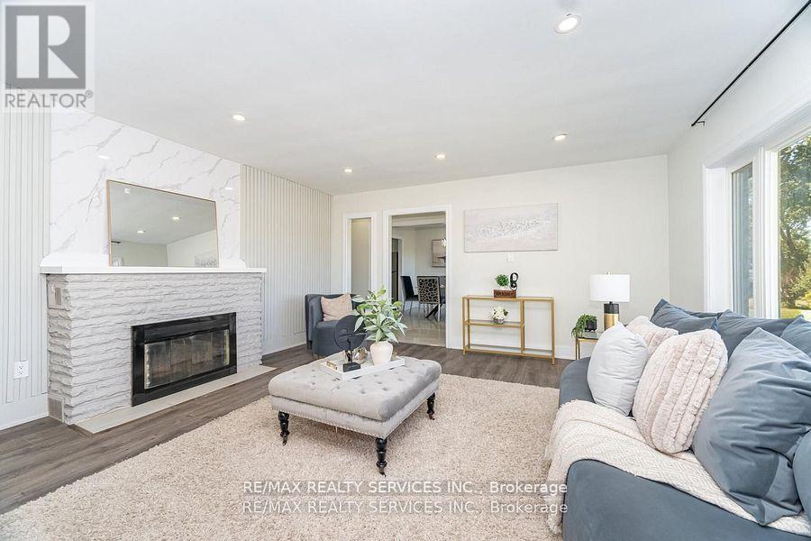 633271 Hwy 10, Mono, ON - Indoor Photo Showing Living Room With Fireplace