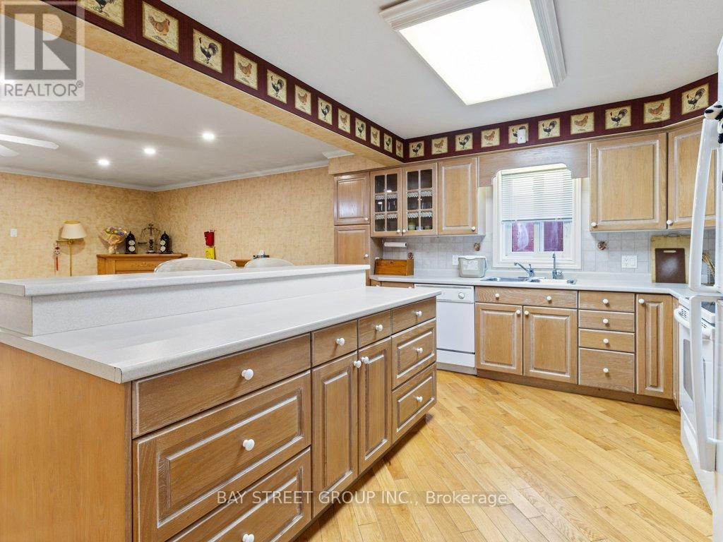 488 Cabot Trail, Waterloo, ON - Indoor Photo Showing Kitchen With Double Sink