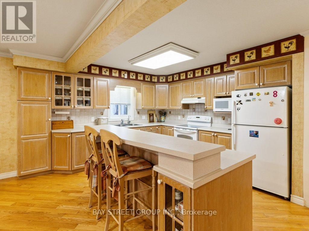488 Cabot Trail, Waterloo, ON - Indoor Photo Showing Kitchen