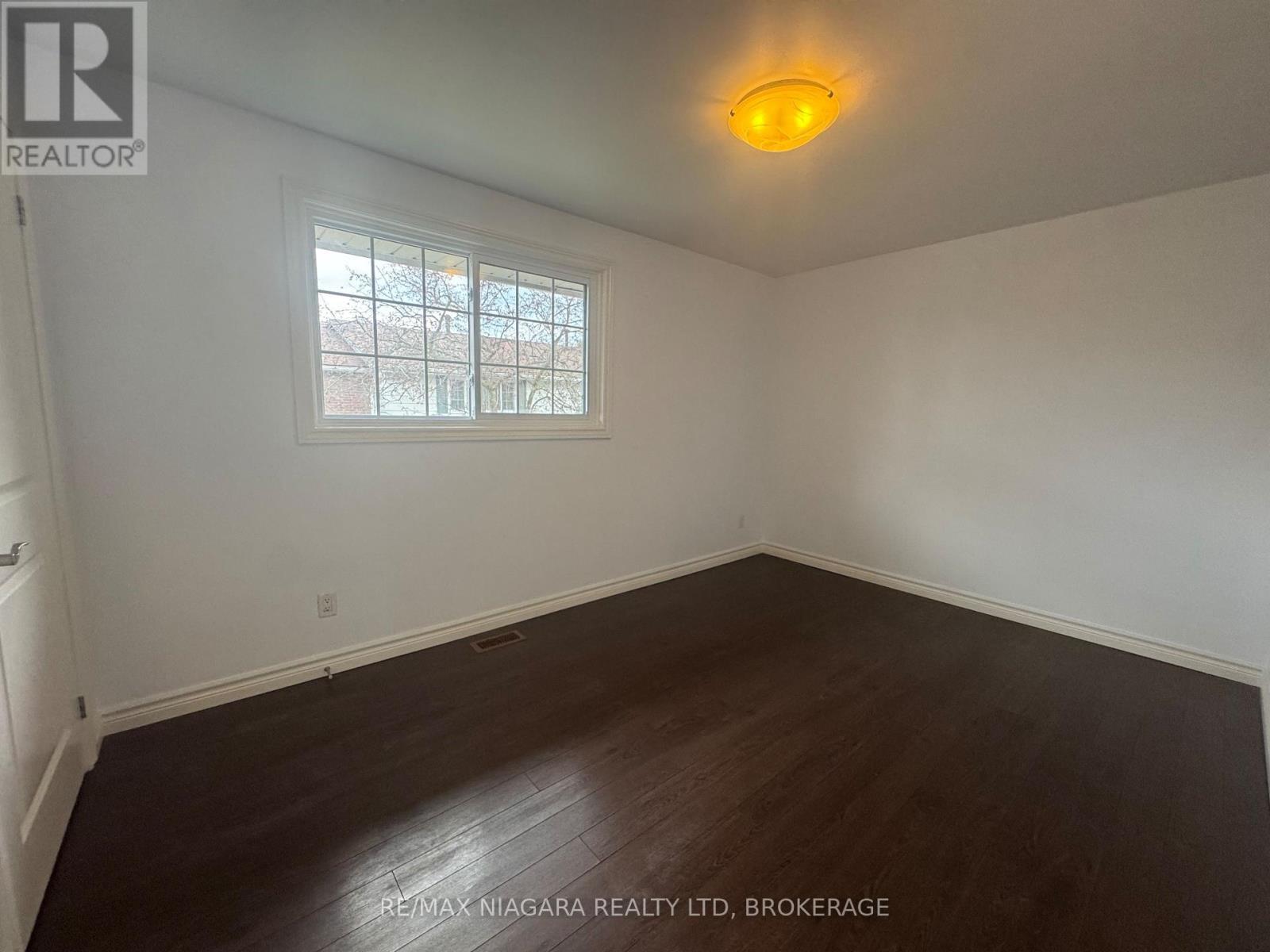 8 - 5852 Frontenac Street, Niagara Falls (Arad/Fallsview), ON - Indoor Photo Showing Other Room