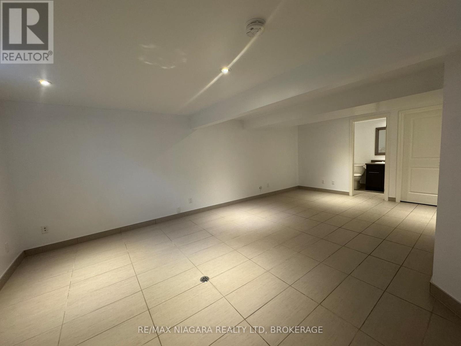 8 - 5852 Frontenac Street, Niagara Falls (Arad/Fallsview), ON - Indoor Photo Showing Other Room