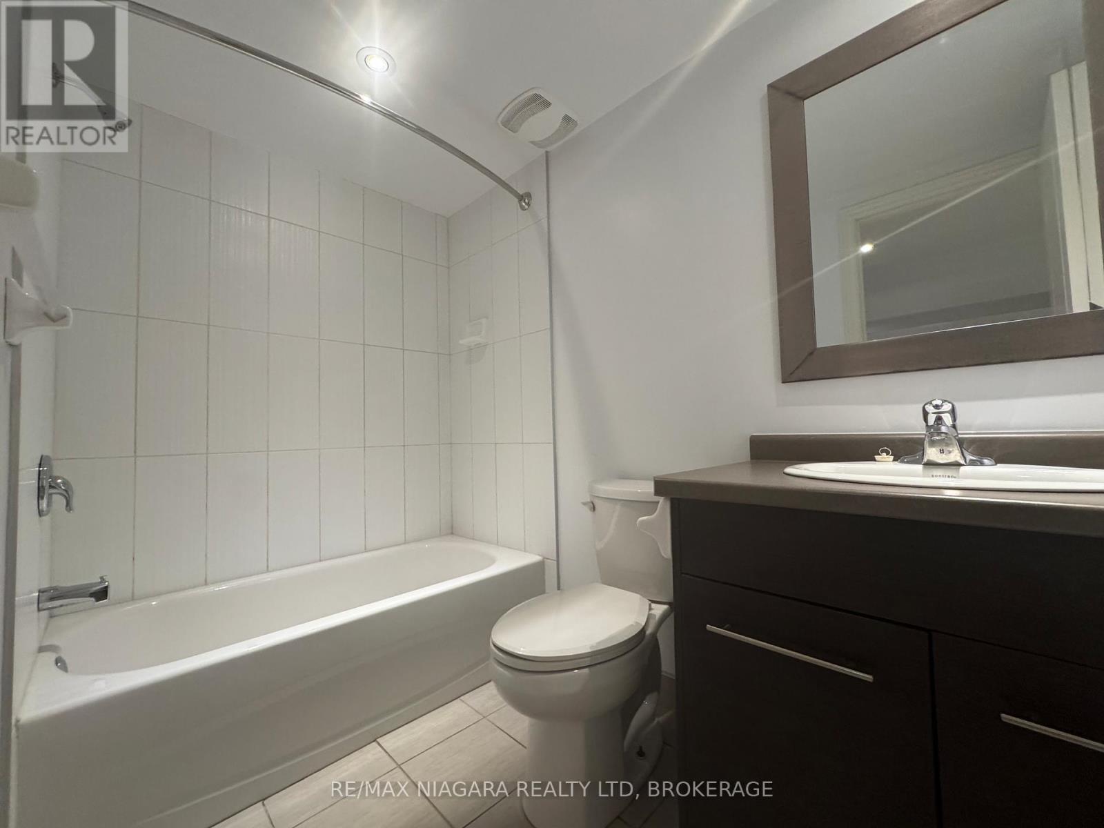 8 - 5852 Frontenac Street, Niagara Falls (Arad/Fallsview), ON - Indoor Photo Showing Bathroom