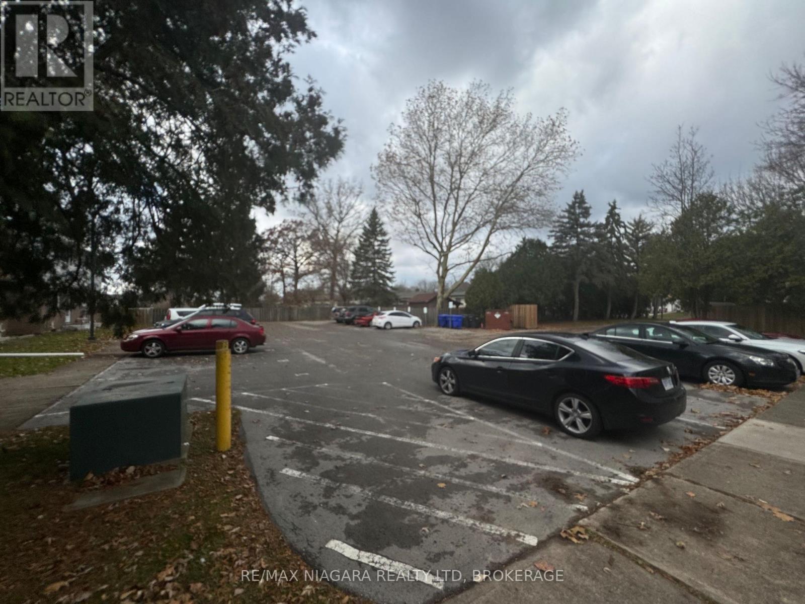 8 - 5852 Frontenac Street, Niagara Falls (Arad/Fallsview), ON - Outdoor