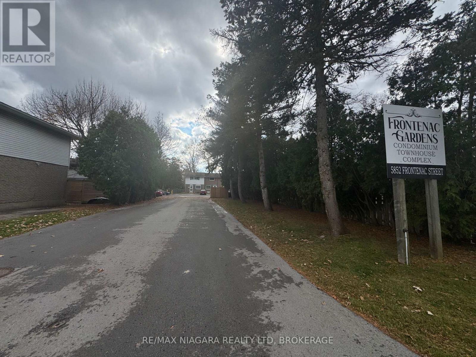 8 - 5852 Frontenac Street, Niagara Falls (Arad/Fallsview), ON - Outdoor