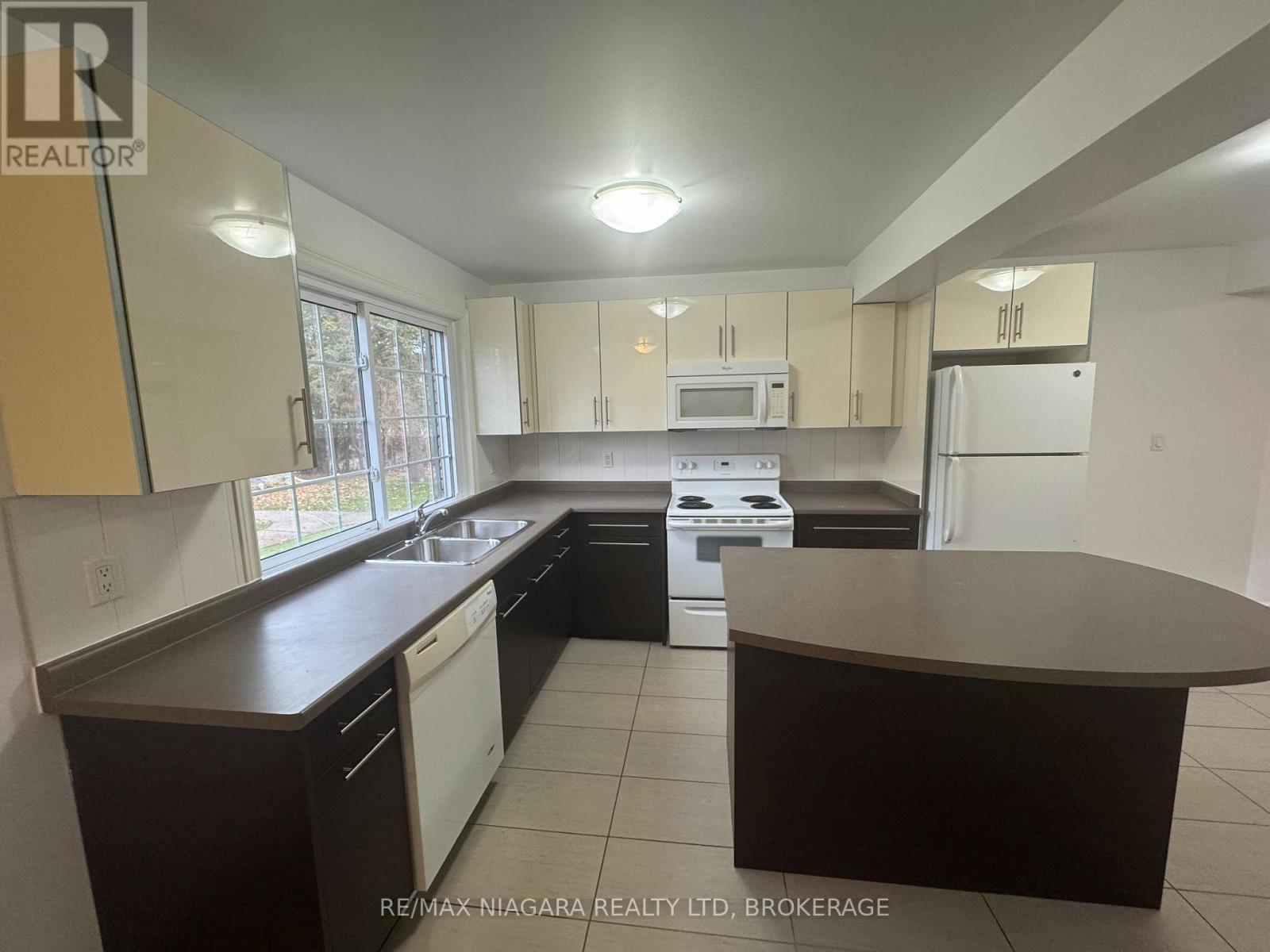8 - 5852 Frontenac Street, Niagara Falls (Arad/Fallsview), ON - Indoor Photo Showing Kitchen With Double Sink