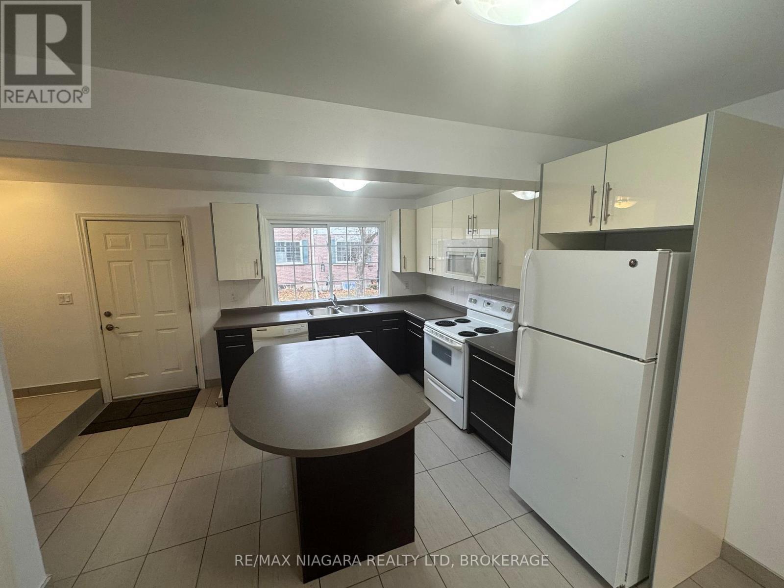 8 - 5852 Frontenac Street, Niagara Falls (Arad/Fallsview), ON - Indoor Photo Showing Kitchen