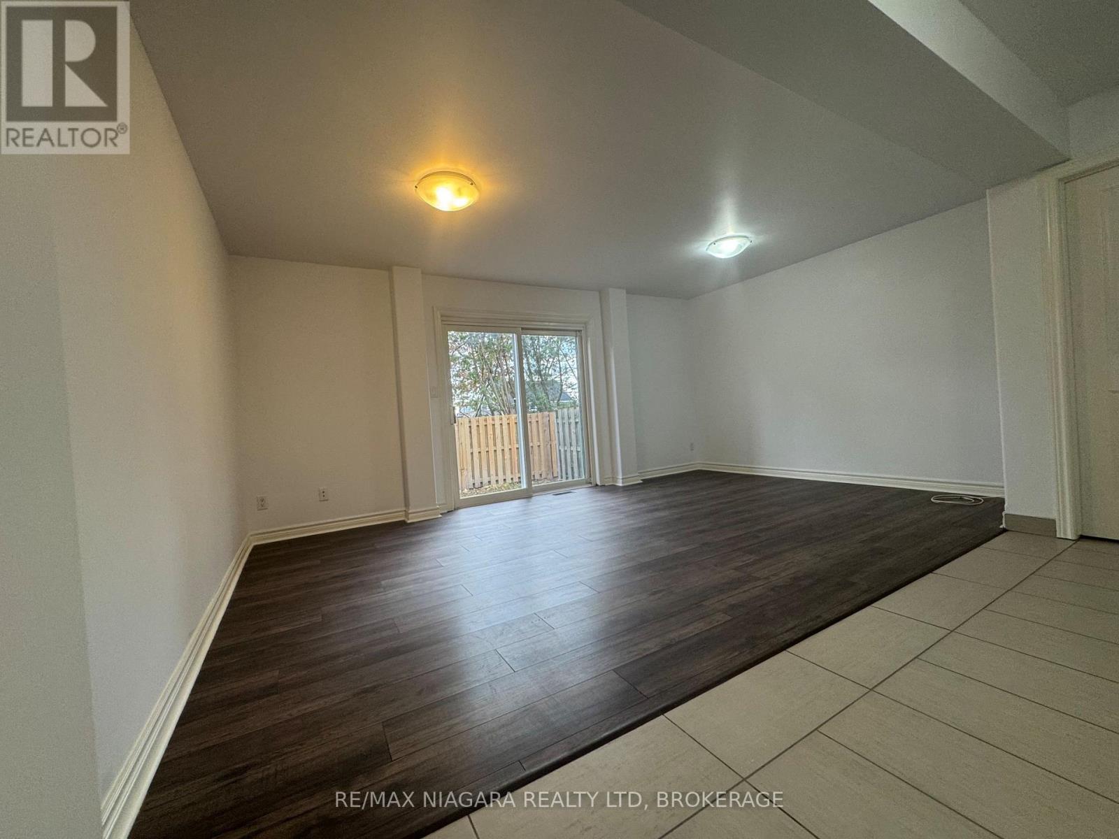 8 - 5852 Frontenac Street, Niagara Falls (Arad/Fallsview), ON - Indoor Photo Showing Other Room