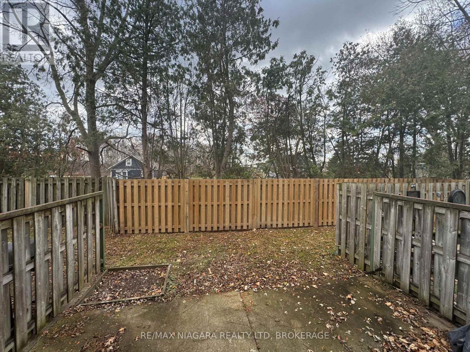 8 - 5852 Frontenac Street, Niagara Falls (Arad/Fallsview), ON - Outdoor