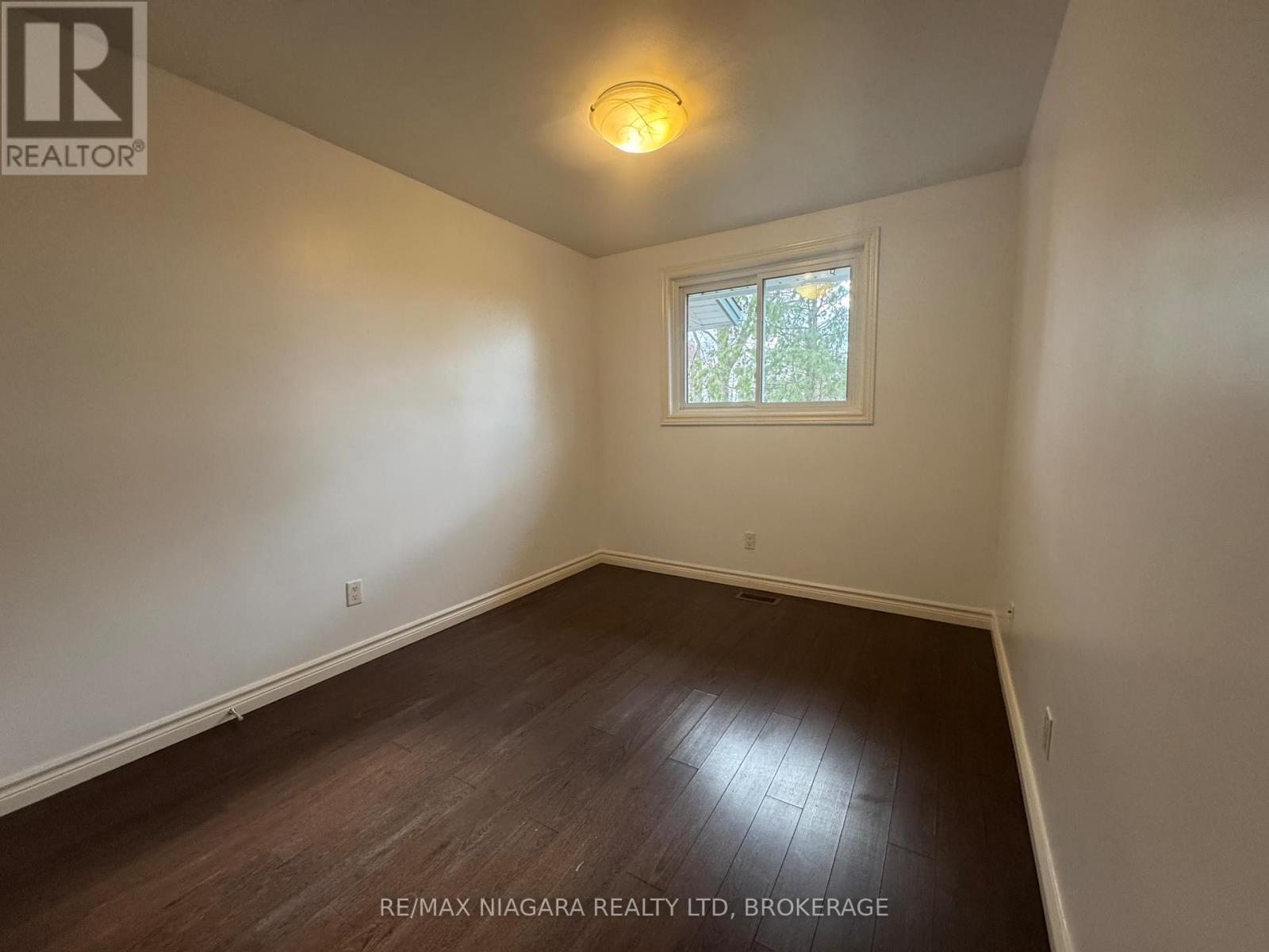 8 - 5852 Frontenac Street, Niagara Falls (Arad/Fallsview), ON - Indoor Photo Showing Other Room