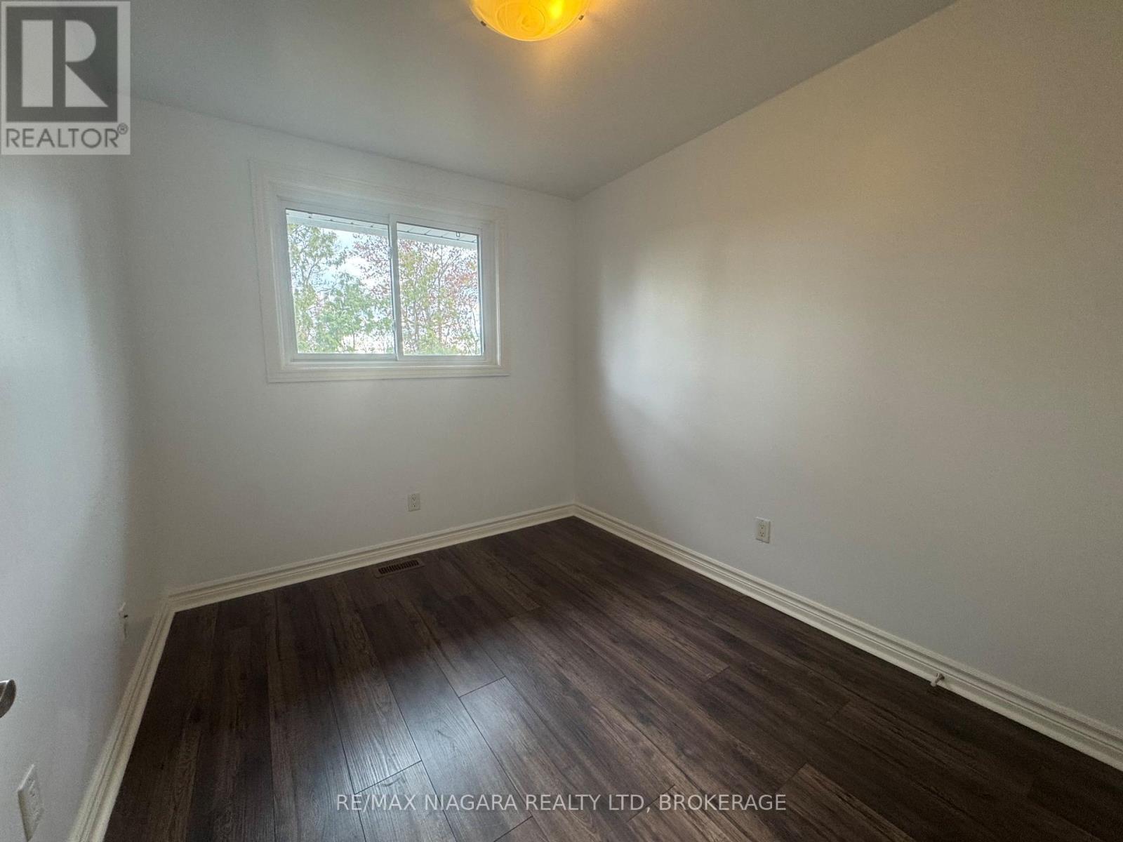 8 - 5852 Frontenac Street, Niagara Falls (Arad/Fallsview), ON - Indoor Photo Showing Other Room